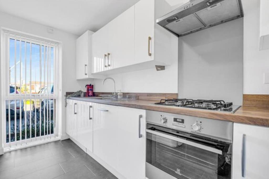 Contractors, Families, Tourists & Groups Welcome Sleeps Upto 9, Garden, Pet Allowed, Parking Included! Birmingham Eksteriør billede