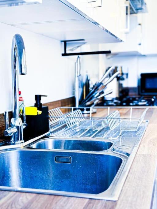 Contractors, Families, Tourists & Groups Welcome Sleeps Upto 9, Garden, Pet Allowed, Parking Included! Birmingham Eksteriør billede