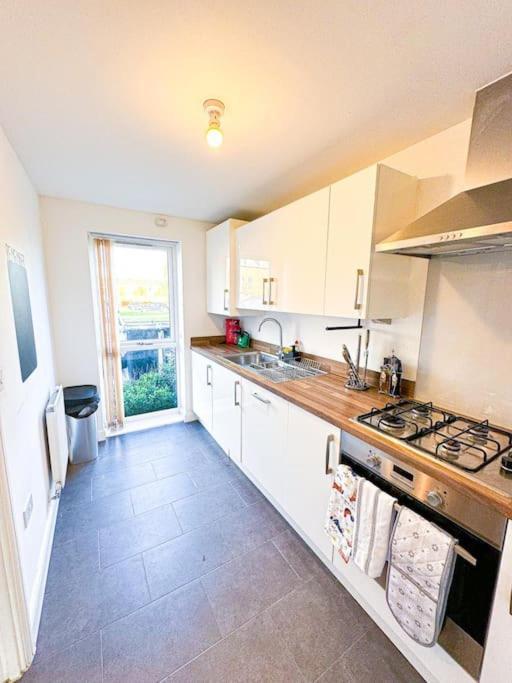Contractors, Families, Tourists & Groups Welcome Sleeps Upto 9, Garden, Pet Allowed, Parking Included! Birmingham Eksteriør billede