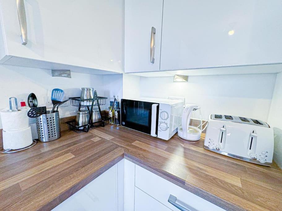 Contractors, Families, Tourists & Groups Welcome Sleeps Upto 9, Garden, Pet Allowed, Parking Included! Birmingham Eksteriør billede