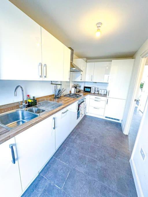 Contractors, Families, Tourists & Groups Welcome Sleeps Upto 9, Garden, Pet Allowed, Parking Included! Birmingham Eksteriør billede