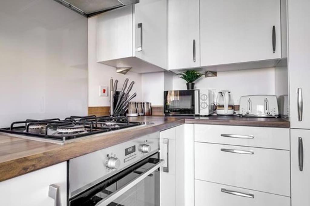 Contractors, Families, Tourists & Groups Welcome Sleeps Upto 9, Garden, Pet Allowed, Parking Included! Birmingham Eksteriør billede