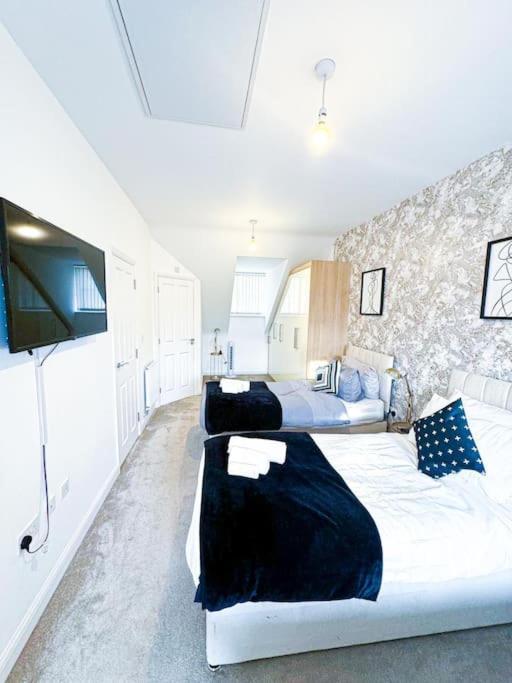 Contractors, Families, Tourists & Groups Welcome Sleeps Upto 9, Garden, Pet Allowed, Parking Included! Birmingham Eksteriør billede