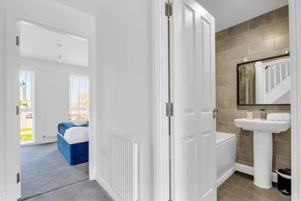 Contractors, Families, Tourists & Groups Welcome Sleeps Upto 9, Garden, Pet Allowed, Parking Included! Birmingham Eksteriør billede