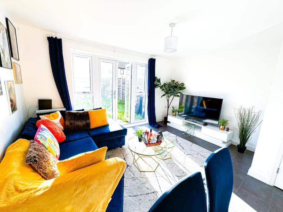 Contractors, Families, Tourists & Groups Welcome Sleeps Upto 9, Garden, Pet Allowed, Parking Included! Birmingham Eksteriør billede