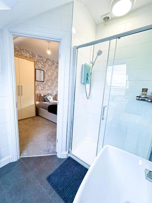 Contractors, Families, Tourists & Groups Welcome Sleeps Upto 9, Garden, Pet Allowed, Parking Included! Birmingham Eksteriør billede